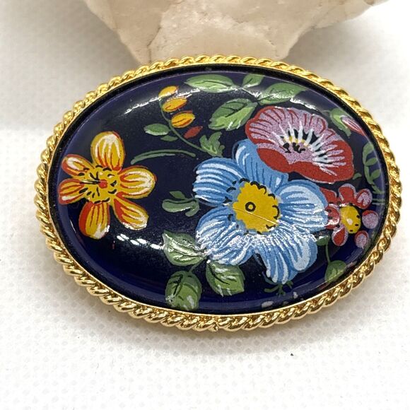 Vintage Black Floral Cameo Style Transferred Floral Design Pin Brooch Gold Tone - Picture 1 of 7